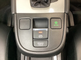 セレクトレバーの下に電子制御パーキングブレーキがあります。スイッチひとつで、停車した地点の傾斜などをシステムが検知・判断してブレーキ力を自動的に制御し、しっかり停車できるパーキングシステムです。
