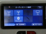 【オーディオ選択画面】AM/FMの切替や、交通情報もこちらの画面から選択できます。