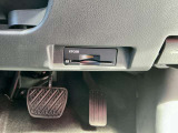 運転席の右下にETCがビルトインされています。高速道路では便利ですね!