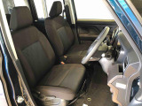 運転席の座面高さを調整できるシートリフターが付いています。