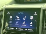 様々な情報を表示できる多機能モニター。車両情報や設定変更など、運転に必要な情報を一目で確認できます。見やすい画面で、安全な運転をサポートします。