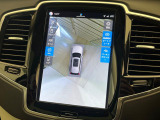 【360&deg;ビューカメラ】4台の高解像度カメラで360度の鳥瞰図を表示。隣の車や壁、死角にある障害物などを画面で確認できるため、狭いスペースでの駐車・出入りも安心です。