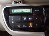 運転席からも手が届きやすく、操作しやすい空調コントロールパネル。オートエアコンなので操作の煩わしさが無くオールシーズン快適にドライブできます。快適空間で運転に集中できますね。