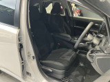 運転席まわりです。運転席からの視界が左右に広く隅々まではっきりと見渡せます!クルマの前端も把握しやすく安心して運転できます!