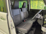 運転席まわりには十分なスペースがあり、大柄な方でもゆったり運転していただける環境です。