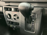 中古車選びで意外と見落としがちなポイントが、シフトレバー周辺の状態です。今回掲載している画像では、操作部分の使用感をはじめ、パネルの傷や擦れ、ボタン類の動作跡など、確認していただけます。