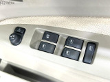 【電動格納ミラー】サイドミラーは電動格納式となっており、狭い駐車場でもキズがつくリスクを抑えられます。