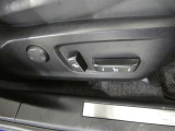 運転席電動シートは、シートポジションを細かく調整できるので長時間の運転もリラックスできますね。