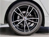 BMWの純正アロイホイールは軽量かつ強度にも優れているホイールで走行性能を引き上げる設計になっております。足元にもBMWは妥協がなくこだわっている個所になります。