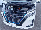 納車以降、お車のメンテナンスは自宅近所の日産サービス拠点にて承ります。専門の教育を受けたサービスフロント&メカニックが無料1ヶ月点検から法定/車検整備、万一の故障・不具合の修理まで全て担当いたします。