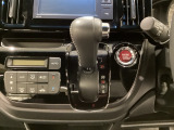 CVT車のセレクトレバーです。低速から高速まで、変速ショックのないスムーズな走りを実現するとともに、エンジン効率のよい領域を維持することで燃費にも貢献します。