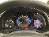 真ん中にスピードメーターを配した、見やすい3眼メーターになっています。右側のインフォメーション画面でオドメーターや燃費などの情報を確認できます。