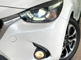 【LEDヘッドライト】悪天候や夜間走行時も良好な視界を確保し安心して運転できる高輝度LEDヘッドライトを装備!点灯速度が早く、消費電力も抑えられています。