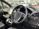 運転席からの視界は広く、運転しやすい環境です。シートの形状も身体をしっかりと支え、長距離運転でも疲れにくく設計されています。