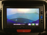 ギヤをR(バック)に入れるとナビの画面に後ろの映像が映るリアカメラ付です。後退時、コンディションが悪い視界でもカラーバックモニターがドライバーをサポートします。