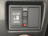 左側電動スライドドアは運転席からでも操作ができるように、ハンドル付近に開閉の操作スイッチが付いています。