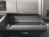 助手席側のインパネは多機能!間口の広くて使いやすいトレイや何かと工具や買い物袋を掛けれる便利なフック付き!