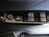 パワーウィンドウスイッチで運転席から全席の窓の開閉ができます。