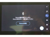 Bluetooth機能搭載。車とスマホやiPhoneをペアリングしておけばハンズフリー電話はもちろん、スマホやiPhone内の音楽を車のスピーカーで流すこともできますよ。