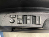 パワーウィンドウスイッチで運転席から全席の窓の開閉ができます♪