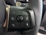 MINIの運転席操作部は、中央に構えるディスプレイが最大の特徴です。航空機を思わせるトグルスイッチなど、直感的で遊び心のあるメカニカルな操作感が、ゴーカートのような走りの高揚感を高めます。