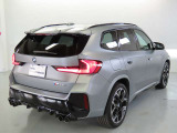 どの角度からもBMWのフォルムが際立ちます。