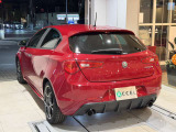 挑戦的で特徴的なリアビューは、国産車には出せない味のひとつです
