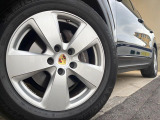 ●純正アルミホイール:輸入車ならではの卓越した走りを支えるホイールと足回りです!日本車の走りに慣れている方にもぜひ体感して頂きたいほど、高いレベルでまとまっています!