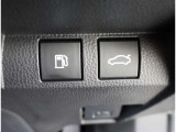 シックな色使いの運転席周りですね。すっきりとしたデザインで上品な色使いです。居心地の良い運転席長く座ってられるリラックスできるデザインがいいですね。