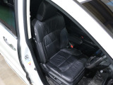 程よい硬さとホールド性が高いシートで長時間運転も快適です。