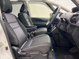 ゆったりと座れる運転席シートですのでストレスなく運転が出来ますよ!