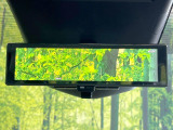 【インテリジェントルームミラー】後席の大きな荷物や同乗者で後方が確認しづらい時でも安心!カメラが撮影した車両後方の映像をルームミラー内に表示。クリアな視界で状況の確認が可能です!