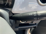 操作しやすい位置に配置されたウインカーレバー。安全確認を怠らず、スムーズな車線変更をサポートします。運転操作をより快適にします。