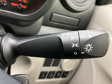 操作しやすい位置に配置されたウインカーレバー。スムーズな操作で、安全な車線変更をサポートします。レバーの操作感も洗練されており、快適な運転を助けます。