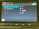 多彩なソースに対応し、車内を最高の音空間へ。ラジオ、CD、USBなど、お好みの音楽を存分にお楽しみいただけます。快適なドライブに。