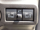 運転席から左右のスライドドアを電動で開閉できるスイッチを備えています。狭い駐車場での乗り降りや雨天時の送迎など、荷物やお子様を抱えている際にもスムーズな乗降をサポートしてくれる実用的な仕様です。