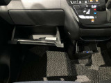 車検証入れになどにも使える便利な収納BOXあります。