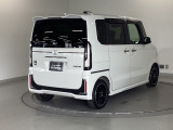 スライドドアは通常のドアに比べて、車のボディーに対し平行に開閉し、開けてもスペースを取りません。出入り口が大きいドアはお子様のいるご家庭はもちろん、混んだ駐車場でも大活躍です!