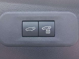 パワーバックドアです。荷物を持っていても、ボタンを押すだけで簡単に開閉ができます。