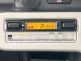【オートエアコン】一度お好みの温度に設定すれば、車内の温度を検知し風量や温度を自動で調整。暑い&hellip;寒い&hellip;と何度もスイッチ操作をする必要はありません。快適な車内空間には必須の機能ですね♪