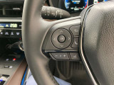 運転中、オーディオの操作をしてて、ハッとしたことはありませんか?ステアリングスイッチは、運転中でもハンドルでオーディオの操作が可能です。安全なドライブをサポートします。