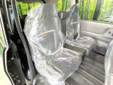 セカンドシートは中央部が可動式となっており、スライドすれば通路スペースが登場!前後の移動がとっても簡単です♪もちろん、8名乗車時も快適な座り心地のシートとなっています♪