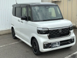 車幅いっぱいに伸びたフロントアクセサリLEDがボディーのワイド感を強調