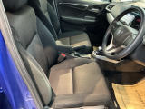 運転席は、大きな座面と包み込むような背もたれがドライバーの身体全体をしっかり支えます。上質なシート素材と座り心地のよいクッションを採用し、長時間の運転やコーナーの多い道も快適です。