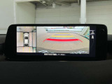 360度ビューカメラを搭載。4方の小型カメラの映像を処理し、車両真上からの映像に変換しています。