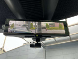 スマートルームミラーは後方の映像を映し出すデジタルミラーです。従来のルームミラーに比べて視野が広く死角をなくすことができます。また、駐車や車線変更などの際に後方の様子をより安全に確認することができます