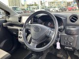 運転しやすい運転席空間。シンプルで操作性に優れた設計で、快適な運転をサポートします。