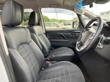 ゆったりとくつろげるシートが、長距離移動も快適にします。家族や友人と、楽しいカーライフを送りましょう。