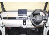 操作性に優れた運転席となります!小物入れや各ボタンの配置にこだわり、使いやすいです!座り心地もよく視認性も良好なのでロングドライブもお任せ下さい!
