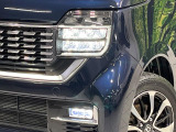 【LEDヘッドライト】悪天候や夜間走行時も良好な視界を確保し安心して運転できる高輝度LEDヘッドライトを装備!点灯速度が早く、消費電力も抑えられています。
